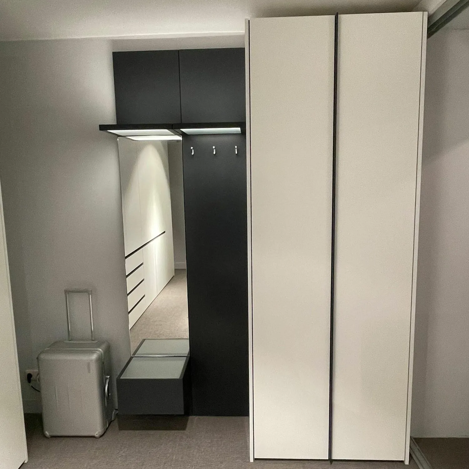 Interlübke Garderoben|Garderobenschrank Collect Front Lack Schneeweiss Korpus Lack Anthrazit