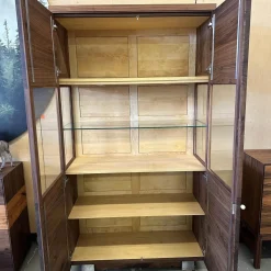 Scholtissek Vitrinen & Highboards|Geschirrschrank Delano Astiger Nussbaum Natur Geölt Innen Birke Mit Beleuchtung