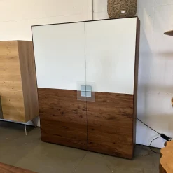 Scholtissek Vitrinen & Highboards|Geschirrschrank Farn Korpus Astiger Nussbaum Natur Geölt Glas 9010 Weiß Matt