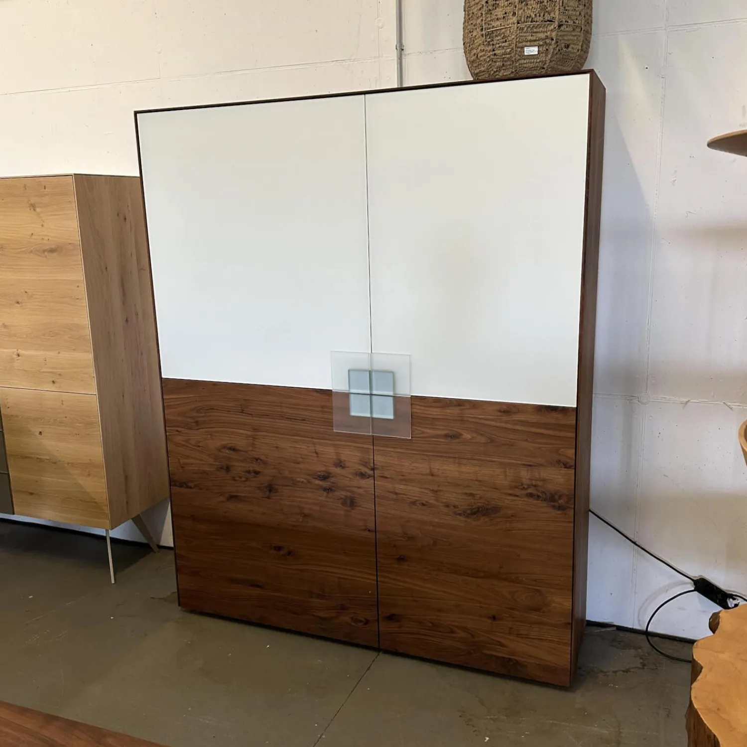 Scholtissek Vitrinen & Highboards|Geschirrschrank Farn Korpus Astiger Nussbaum Natur Geölt Glas 9010 Weiß Matt