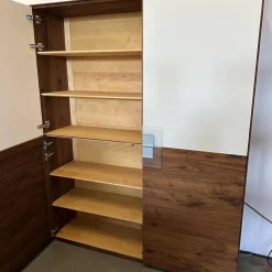 Scholtissek Vitrinen & Highboards|Geschirrschrank Farn Korpus Astiger Nussbaum Natur Geölt Glas 9010 Weiß Matt