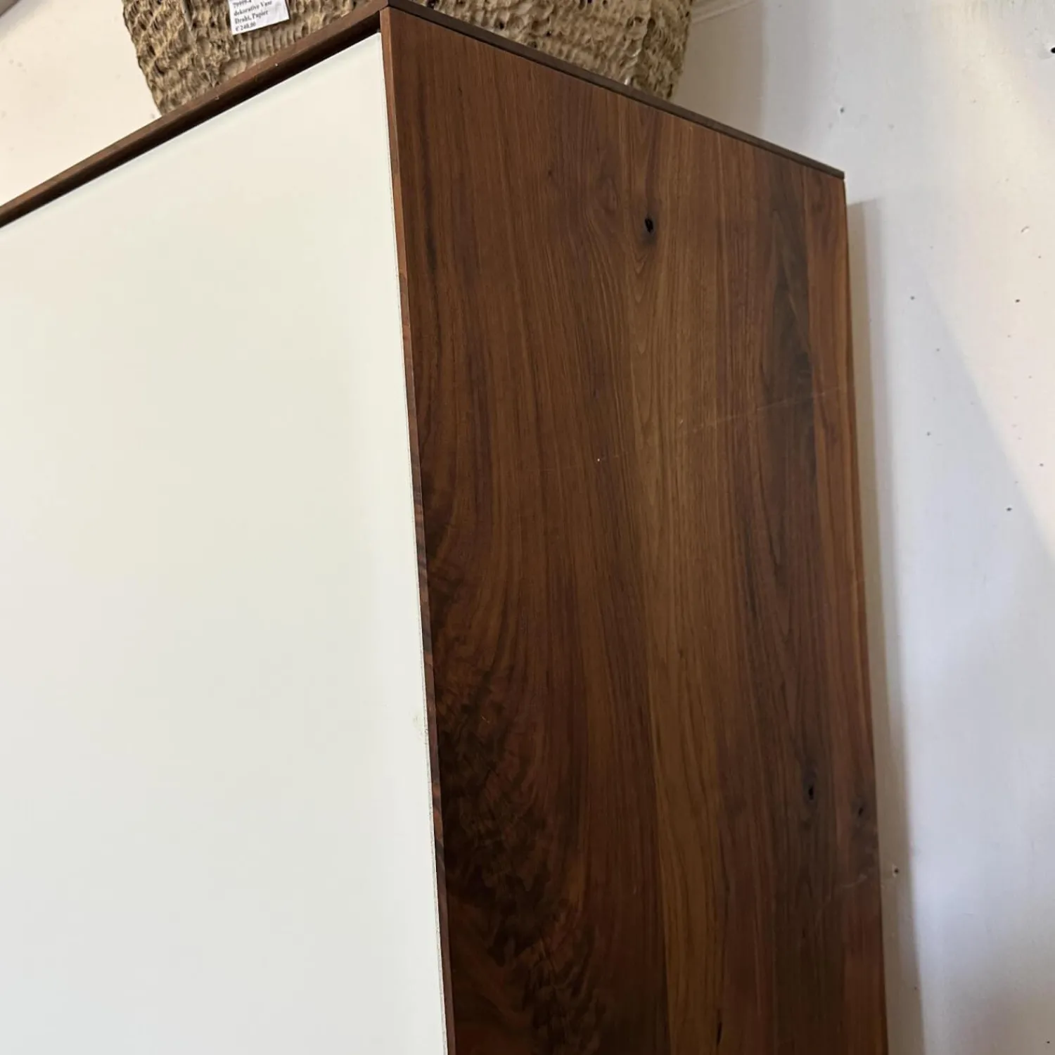 Scholtissek Vitrinen & Highboards|Geschirrschrank Farn Korpus Astiger Nussbaum Natur Geölt Glas 9010 Weiß Matt