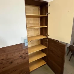 Scholtissek Vitrinen & Highboards|Geschirrschrank Farn Korpus Astiger Nussbaum Natur Geölt Glas 9010 Weiß Matt