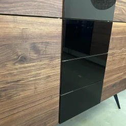 Scholtissek Vitrinen & Highboards|Geschirrschrank Talio Astiger Nussbaum Natur Geölt Glas 9005 Schwarz Glänzend Innen Birke