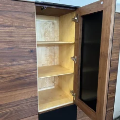 Scholtissek Vitrinen & Highboards|Geschirrschrank Talio Astiger Nussbaum Natur Geölt Glas 9005 Schwarz Glänzend Innen Birke