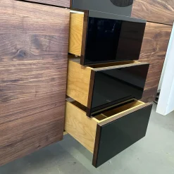 Scholtissek Vitrinen & Highboards|Geschirrschrank Talio Astiger Nussbaum Natur Geölt Glas 9005 Schwarz Glänzend Innen Birke