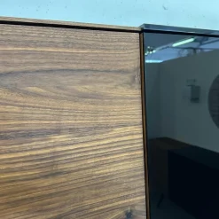 Scholtissek Vitrinen & Highboards|Geschirrschrank Talio Astiger Nussbaum Natur Geölt Glas 9005 Schwarz Glänzend Innen Birke