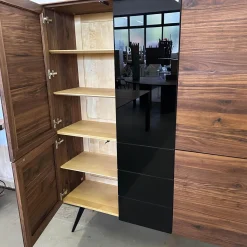 Scholtissek Vitrinen & Highboards|Geschirrschrank Talio Astiger Nussbaum Natur Geölt Glas 9005 Schwarz Glänzend Innen Birke