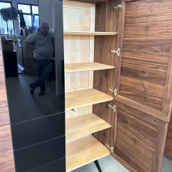 Scholtissek Vitrinen & Highboards|Geschirrschrank Talio Astiger Nussbaum Natur Geölt Glas 9005 Schwarz Glänzend Innen Birke