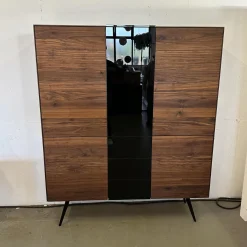 Scholtissek Vitrinen & Highboards|Geschirrschrank Talio Astiger Nussbaum Natur Geölt Glas 9005 Schwarz Glänzend Innen Birke