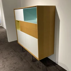 Treku Vitrinen & Highboards|Highboard Aura Eiche Sägegrau Absetzung Weiß Vanille Lichtgrün Fuß Zylinder Graphit Schwarz