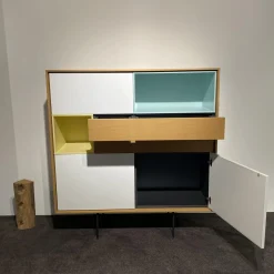 Treku Vitrinen & Highboards|Highboard Aura Eiche Sägegrau Absetzung Weiß Vanille Lichtgrün Fuß Zylinder Graphit Schwarz