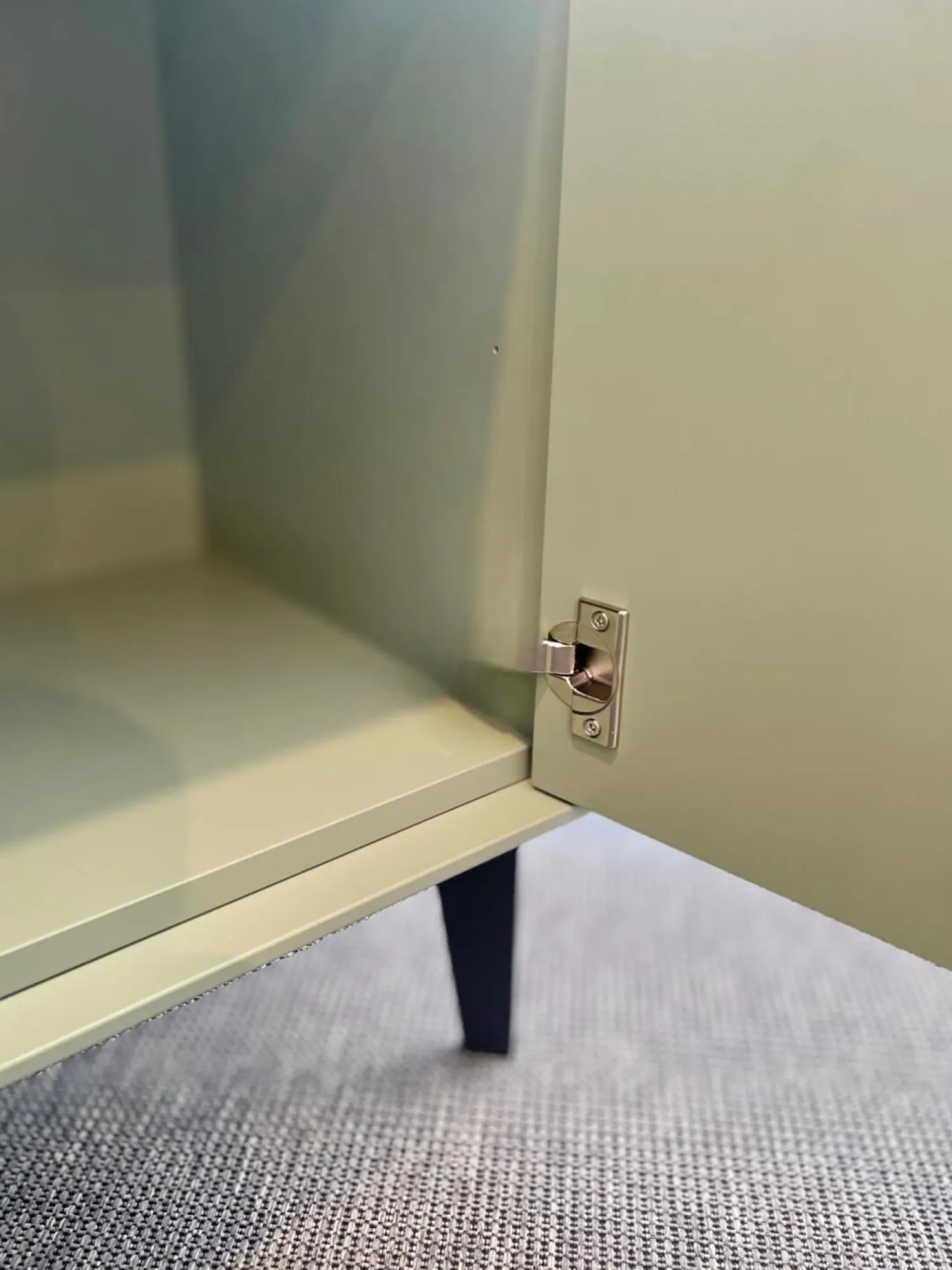 Contur Vitrinen & Highboards|Highboard Casello MDF Lack Schilfgrün Grün Grau Sockelfüße Schwarz Matt