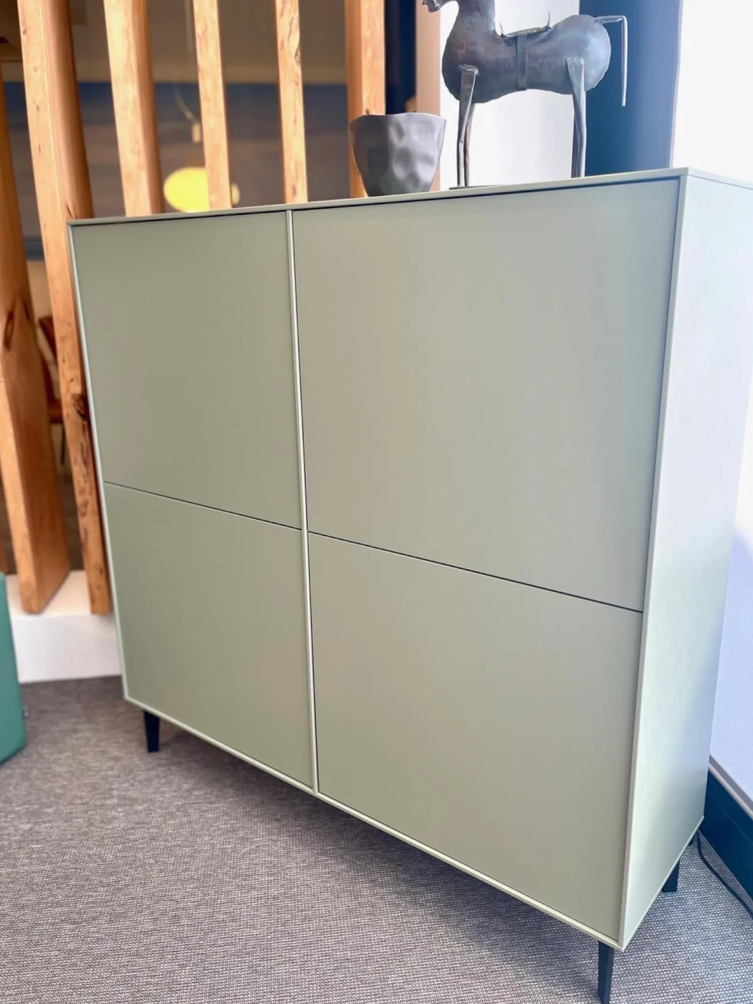 Contur Vitrinen & Highboards|Highboard Casello MDF Lack Schilfgrün Grün Grau Sockelfüße Schwarz Matt