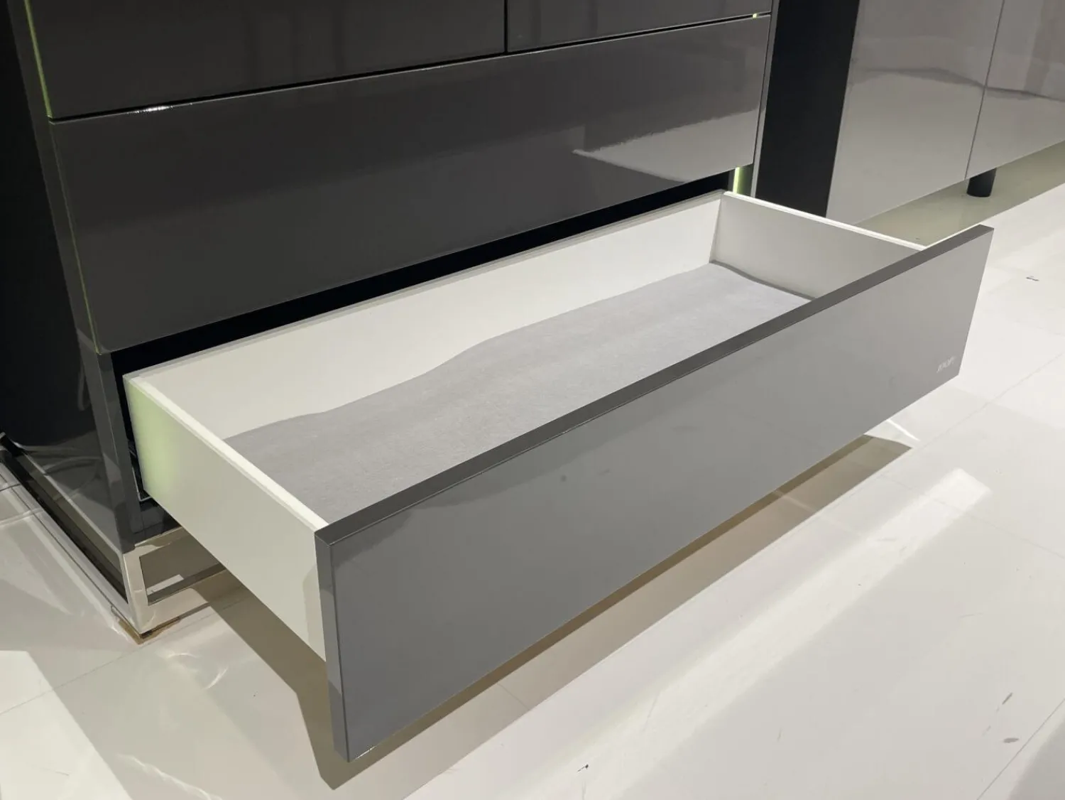 JOOP! Vitrinen & Highboards|Highboard Gloss Cubic 72182 Front Und Korpus Schiefergrau Grau Hochglanz Kufe Chrome Mit Beleuchtung