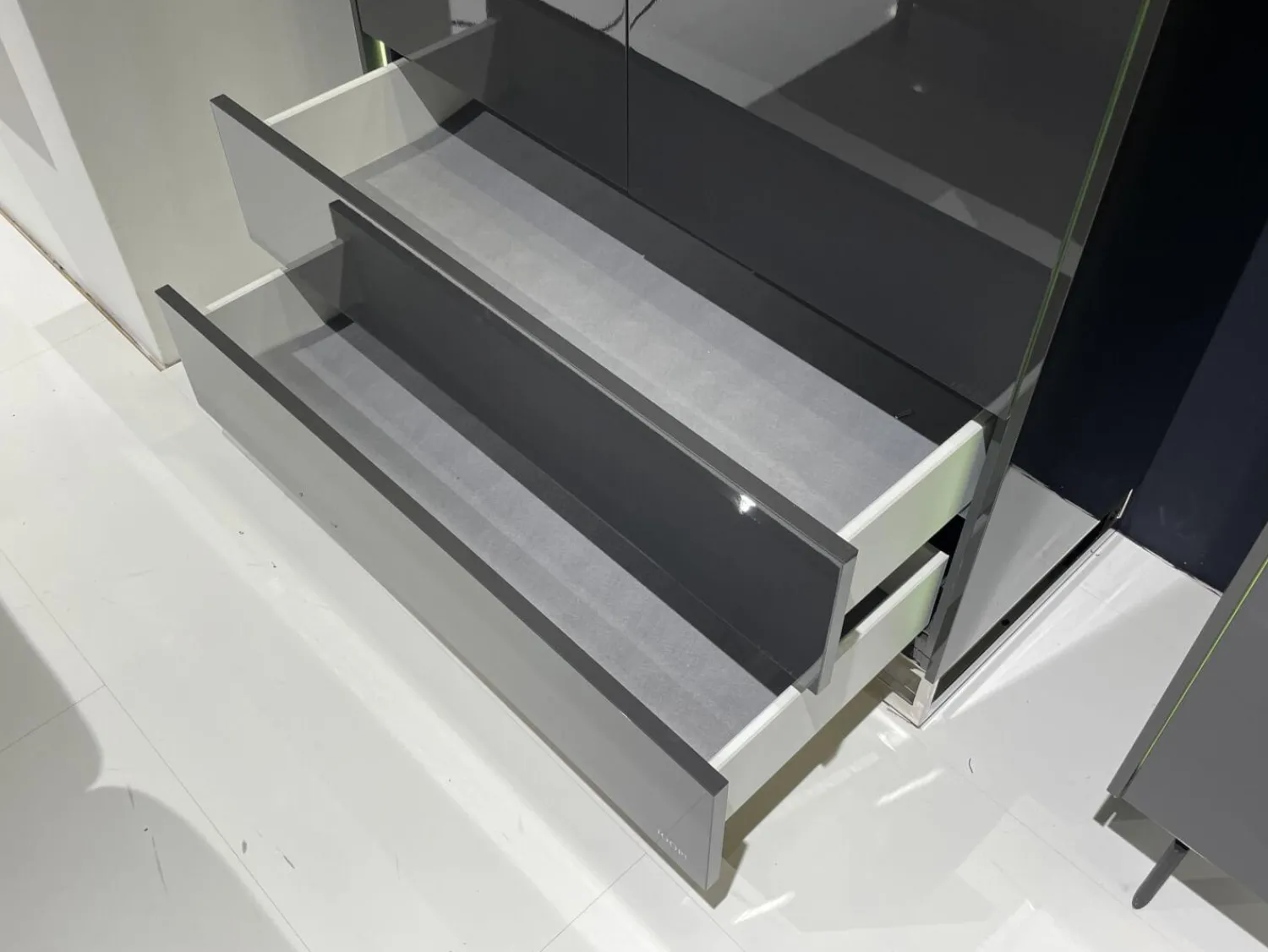 JOOP! Vitrinen & Highboards|Highboard Gloss Cubic 72182 Front Und Korpus Schiefergrau Grau Hochglanz Kufe Chrome Mit Beleuchtung