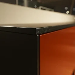 Rietberger Möbelwerke Vitrinen & Highboards|Highboard Kara Frame 73098 Front Lack Ziegelrot Rot Korpus Eiche Graphit Inklusive Beleuchtung