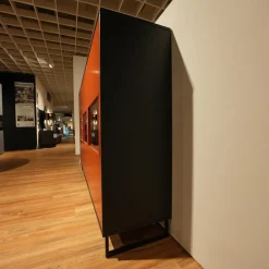 Rietberger Möbelwerke Vitrinen & Highboards|Highboard Kara Frame 73098 Front Lack Ziegelrot Rot Korpus Eiche Graphit Inklusive Beleuchtung