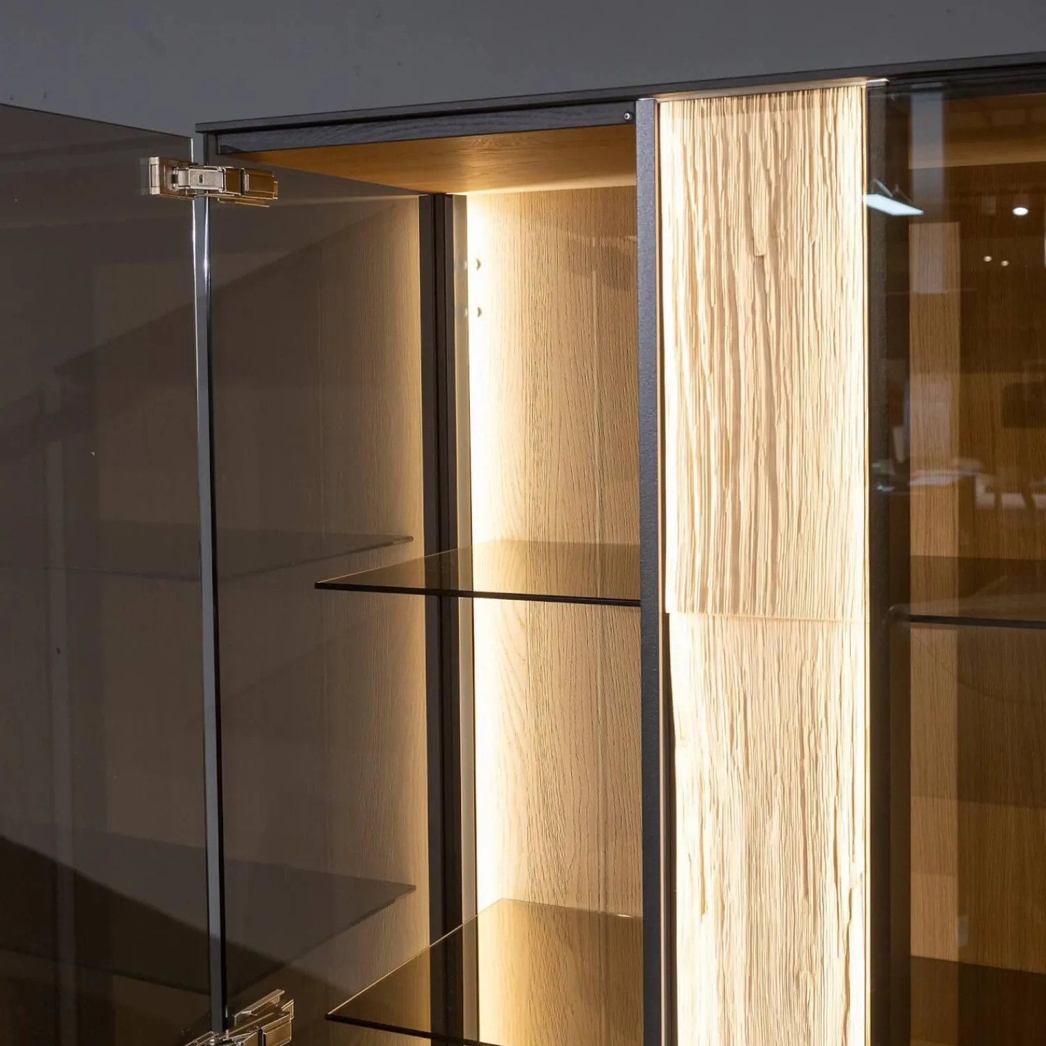 Hartmann Vitrinen & Highboards|Highboard Kilva Kernesche Gebürstet Anthrazit Gebeizt Spaltholz Applikation Inklusive Beleuchtung