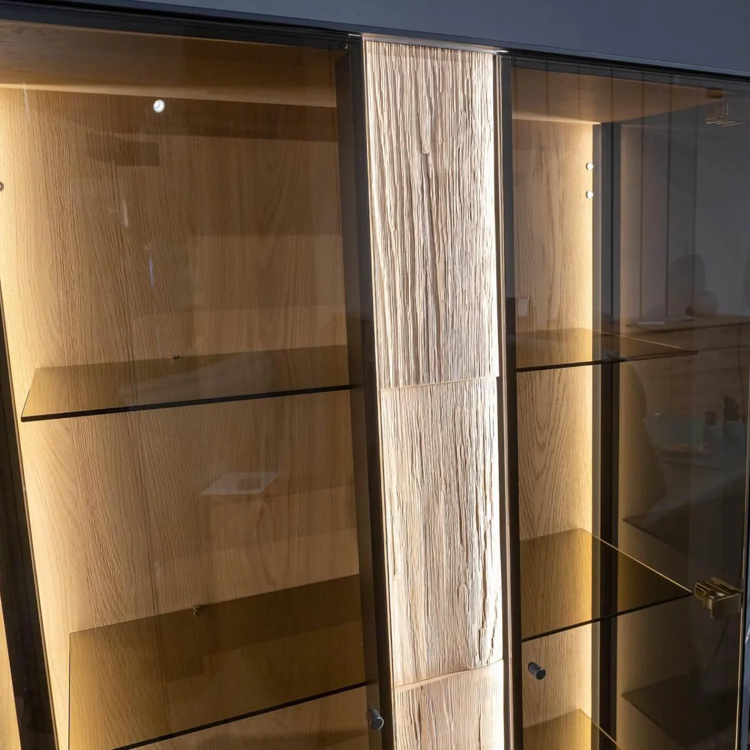 Hartmann Vitrinen & Highboards|Highboard Kilva Kernesche Gebürstet Anthrazit Gebeizt Spaltholz Applikation Inklusive Beleuchtung