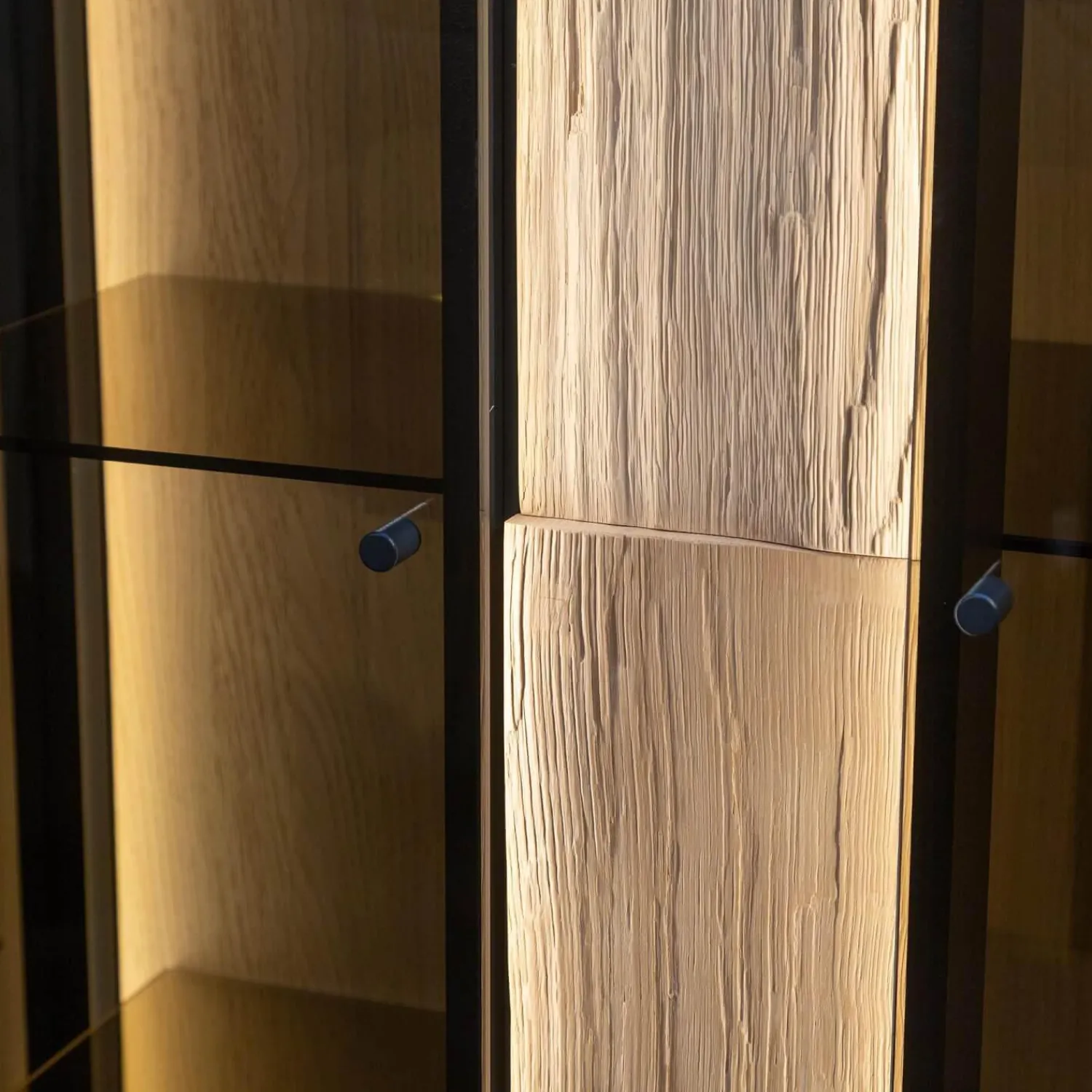 Hartmann Vitrinen & Highboards|Highboard Kilva Kernesche Gebürstet Anthrazit Gebeizt Spaltholz Applikation Inklusive Beleuchtung