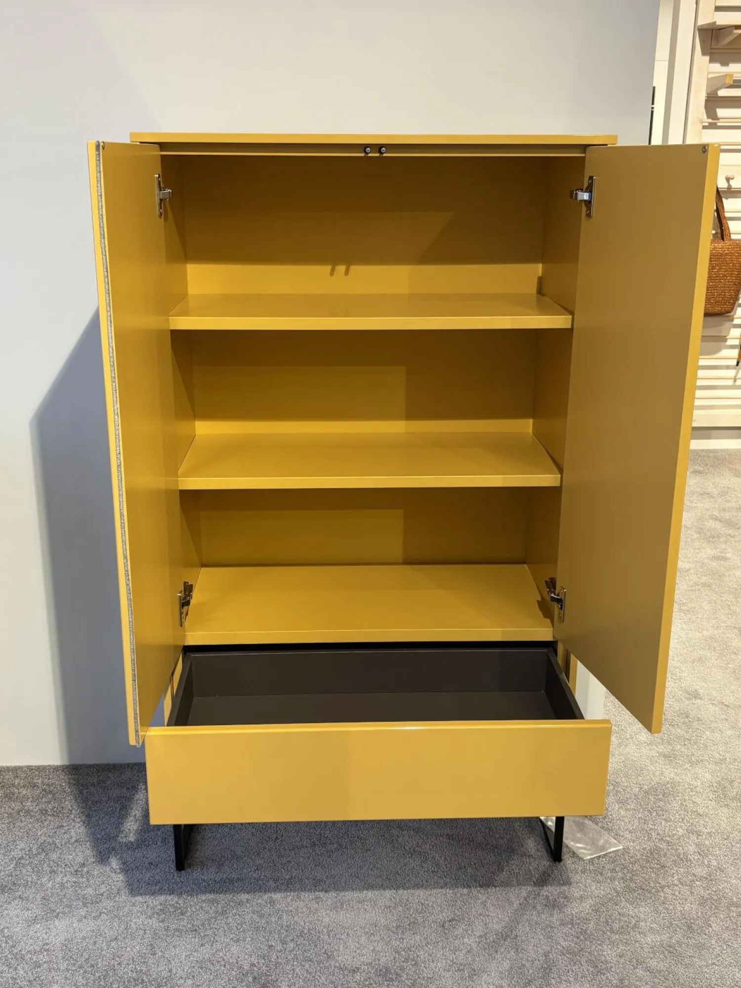 Rietberger Möbelwerke Vitrinen & Highboards|Highboard Lotus Lack Marill Gelb Hochglanz Gestell Metall Schwarz