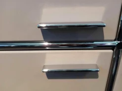 Dauphin Home Vitrinen & Highboards|Highboard MLQE Beige Seidenmatt mit 4 Glas-Fachböden und Stahlror-System Verchromt