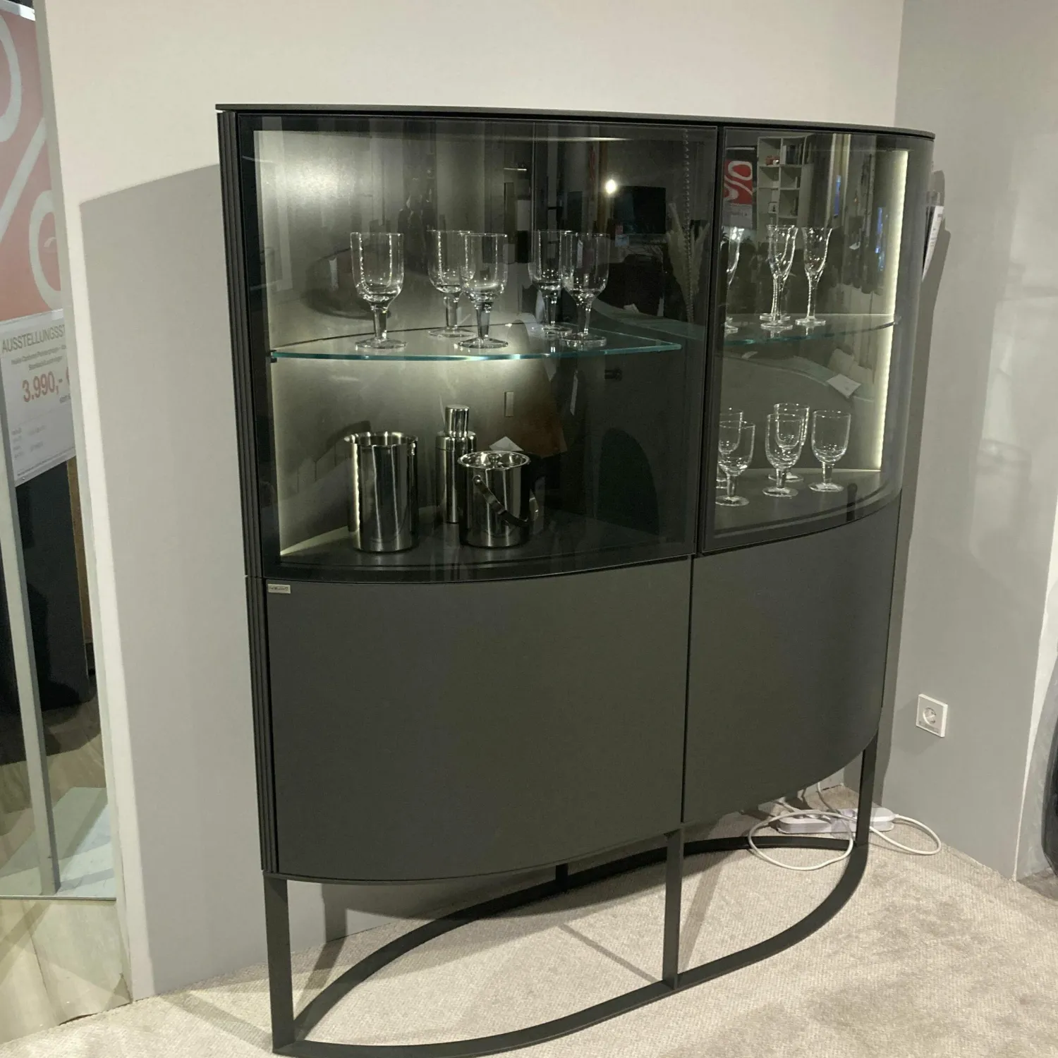 Hülsta Vitrinen & Highboards|Highboard Navis 91403 Metall Anthrazit mit 2 Glastüren und LED-Beleuchtung