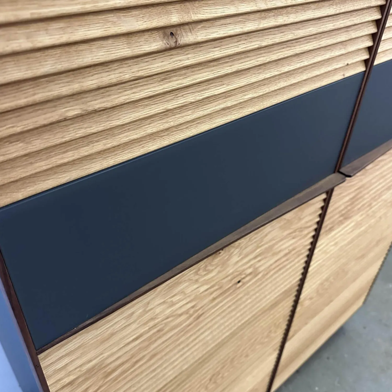 Scholtissek Vitrinen & Highboards|Highboard Schrank Tratum Klein Knorrige Eiche Natur Geölt Glas Dunkelgrau Matt Mit Lamellenfronten