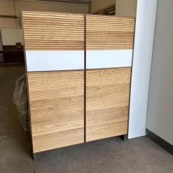 Scholtissek Vitrinen & Highboards|Highboard Schrank Tratum Klein Knorrige Eiche Natur Geölt Glas 9010 Weiß Matt Mit Lamellenfronten