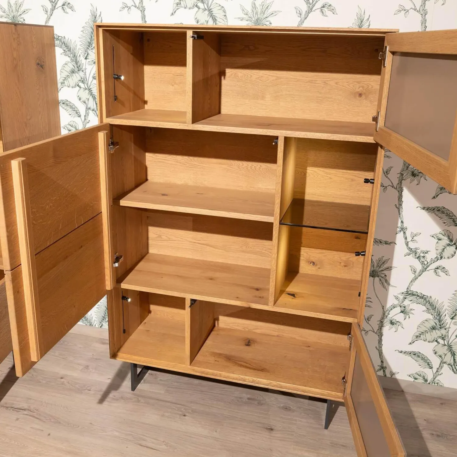 Anrei Vitrinen & Highboards|Highboard Set Puro Syle 460 Asteiche Gebürstet Barrique Geölt Farbglas Steingrau Sockel Metallrahmen Schwarz Inklusive LED Beleuchtung Ohne Links Highboard