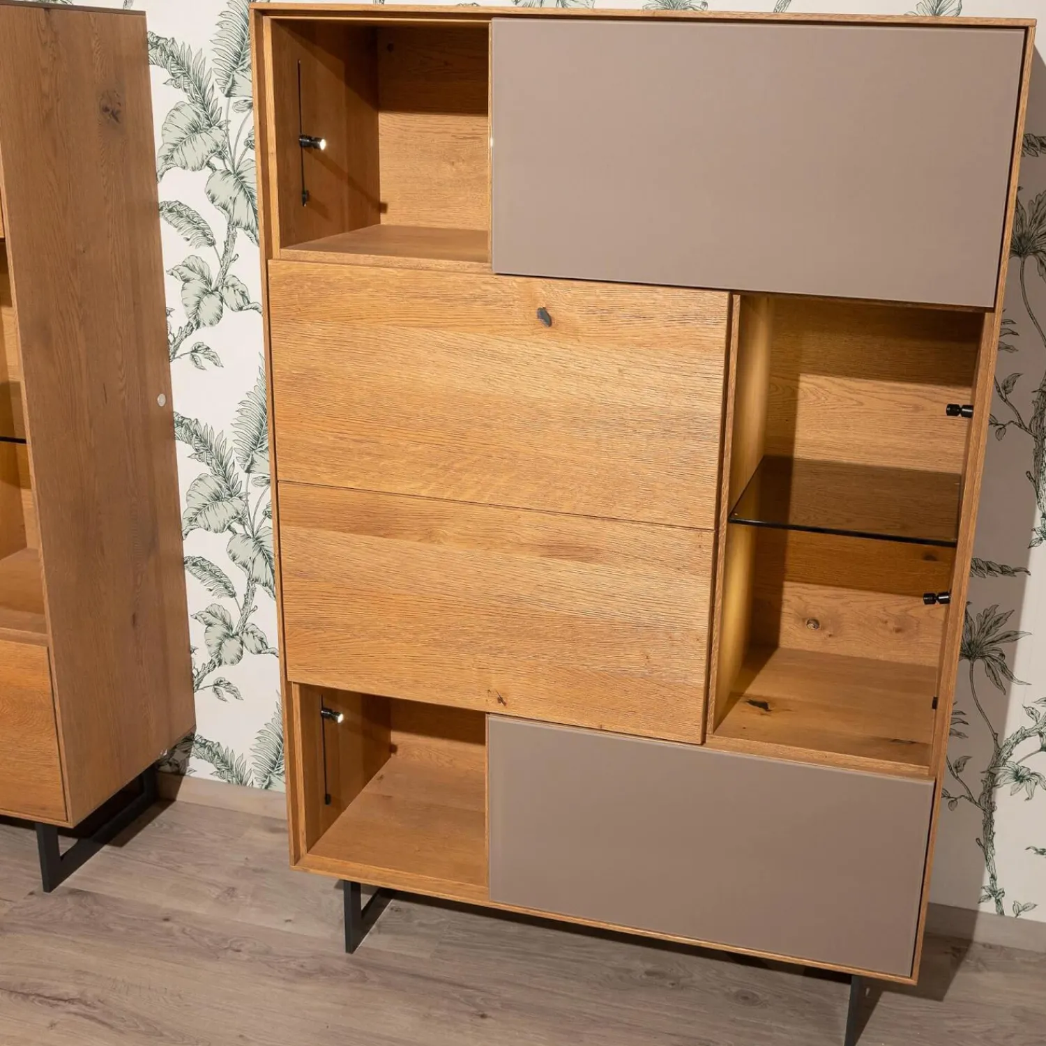 Anrei Vitrinen & Highboards|Highboard Set Puro Syle 460 Asteiche Gebürstet Barrique Geölt Farbglas Steingrau Sockel Metallrahmen Schwarz Inklusive LED Beleuchtung Ohne Links Highboard