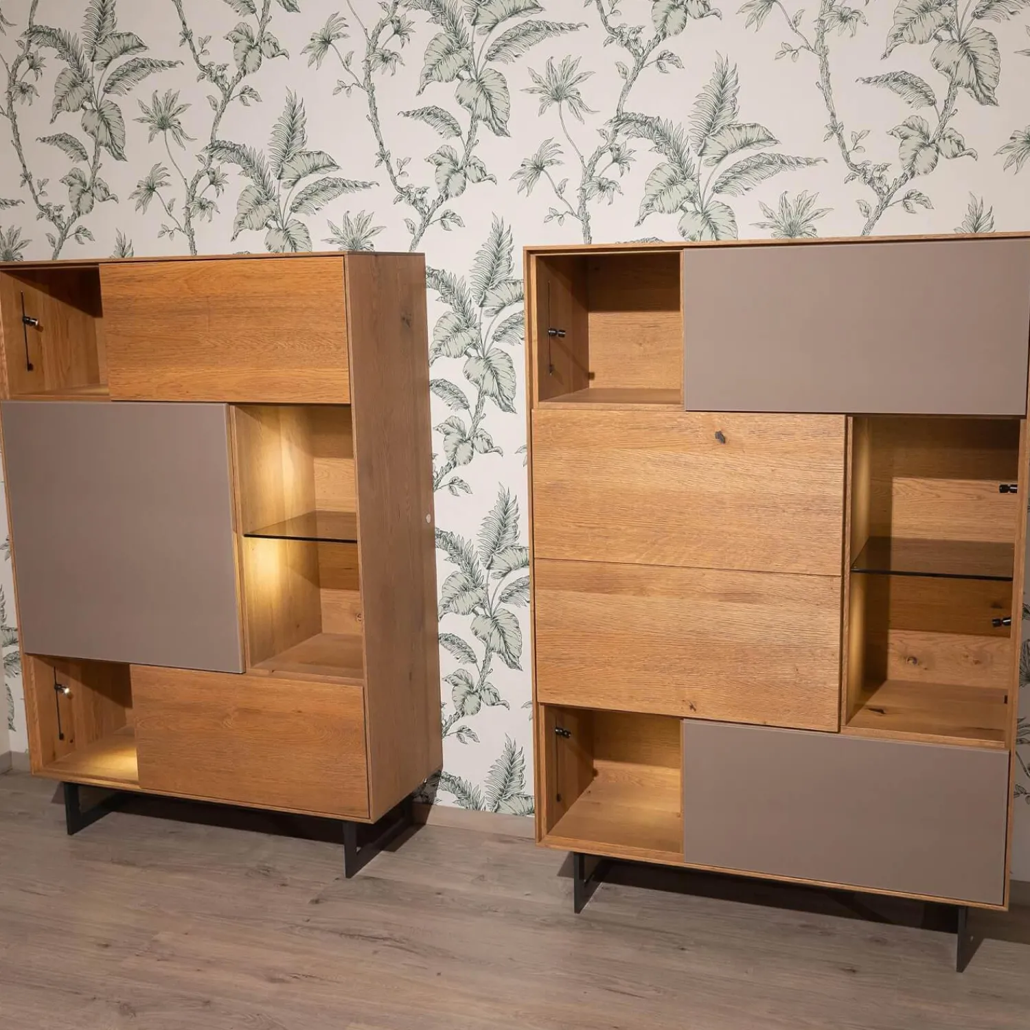 Anrei Vitrinen & Highboards|Highboard Set Puro Syle 460 Asteiche Gebürstet Barrique Geölt Farbglas Steingrau Sockel Metallrahmen Schwarz Inklusive LED Beleuchtung Ohne Links Highboard