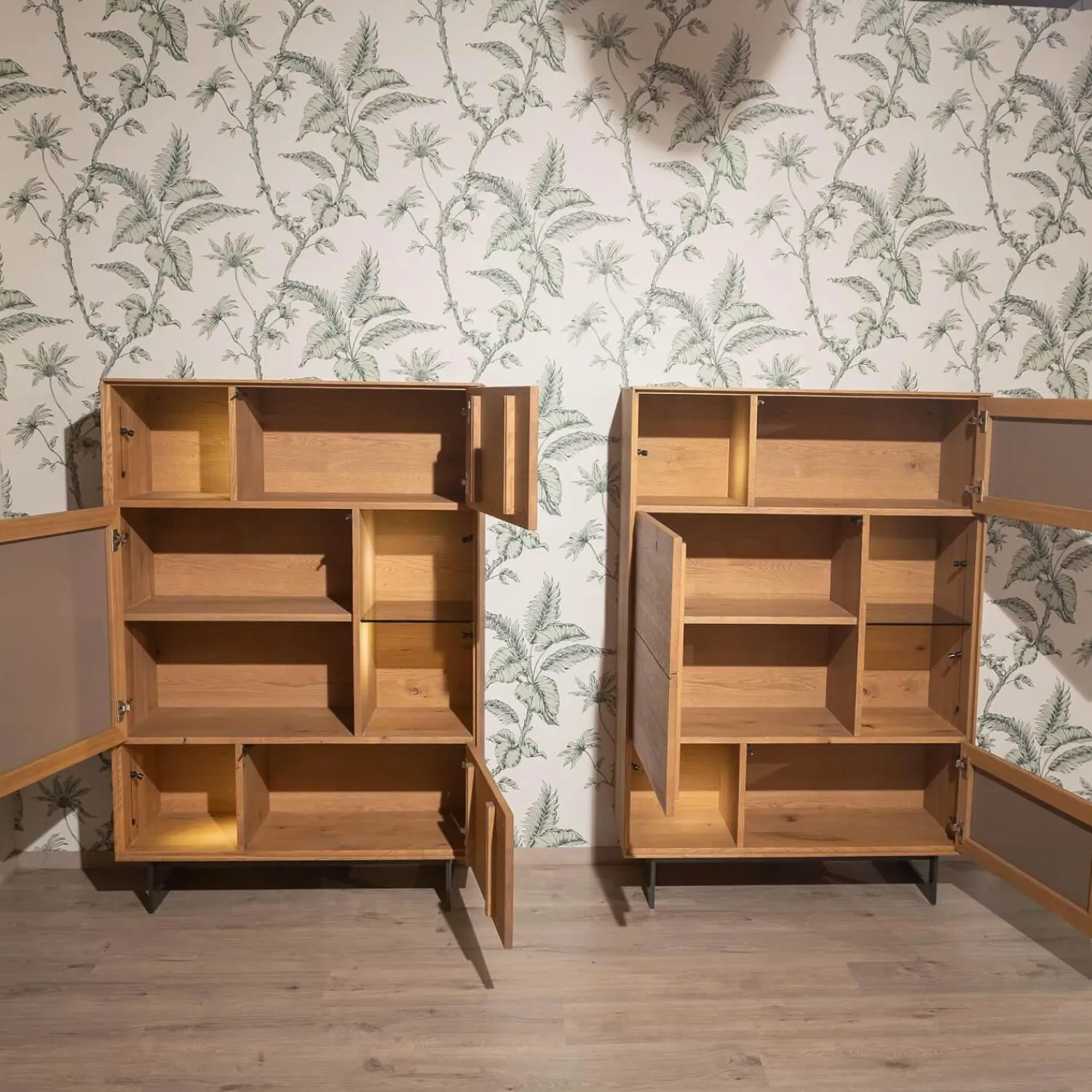 Anrei Vitrinen & Highboards|Highboard Set Puro Syle 461 Barrique Geölt Asteiche Gebürstet Farbglas Steingrau Sockel Metallrahmen Schwarz Inklusive LED Beleuchtung Ohne Rechtes Highboard