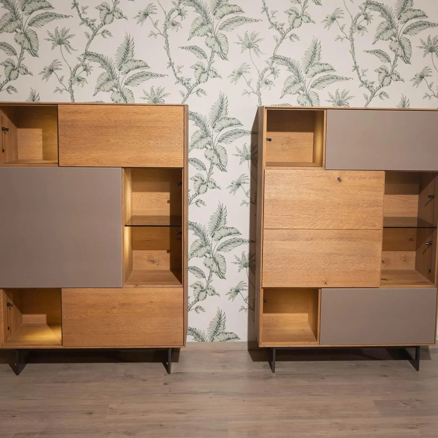 Anrei Vitrinen & Highboards|Highboard Set Puro Syle 461 Barrique Geölt Asteiche Gebürstet Farbglas Steingrau Sockel Metallrahmen Schwarz Inklusive LED Beleuchtung Ohne Rechtes Highboard