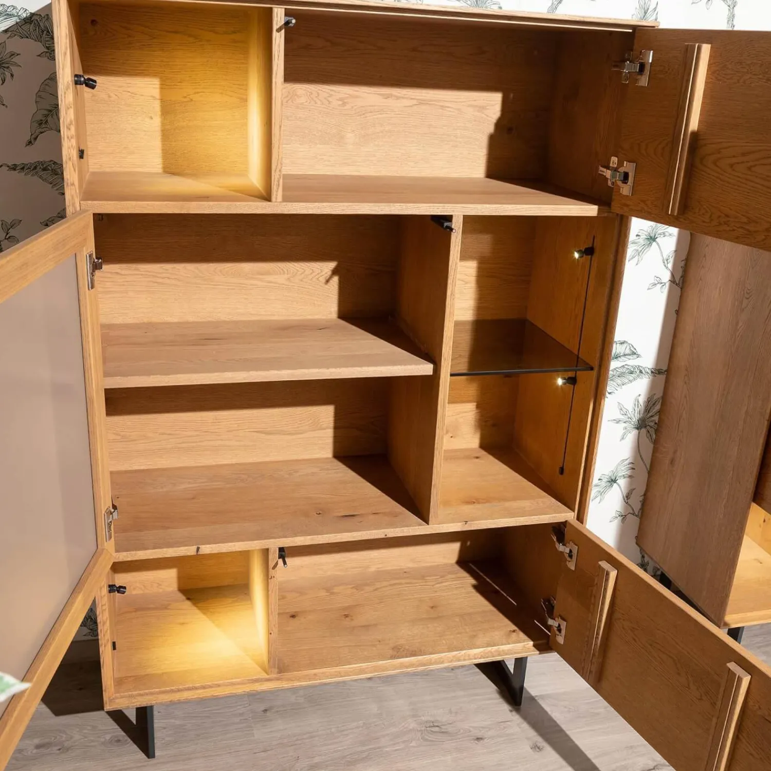 Anrei Vitrinen & Highboards|Highboard Set Puro Syle 461 Barrique Geölt Asteiche Gebürstet Farbglas Steingrau Sockel Metallrahmen Schwarz Inklusive LED Beleuchtung Ohne Rechtes Highboard