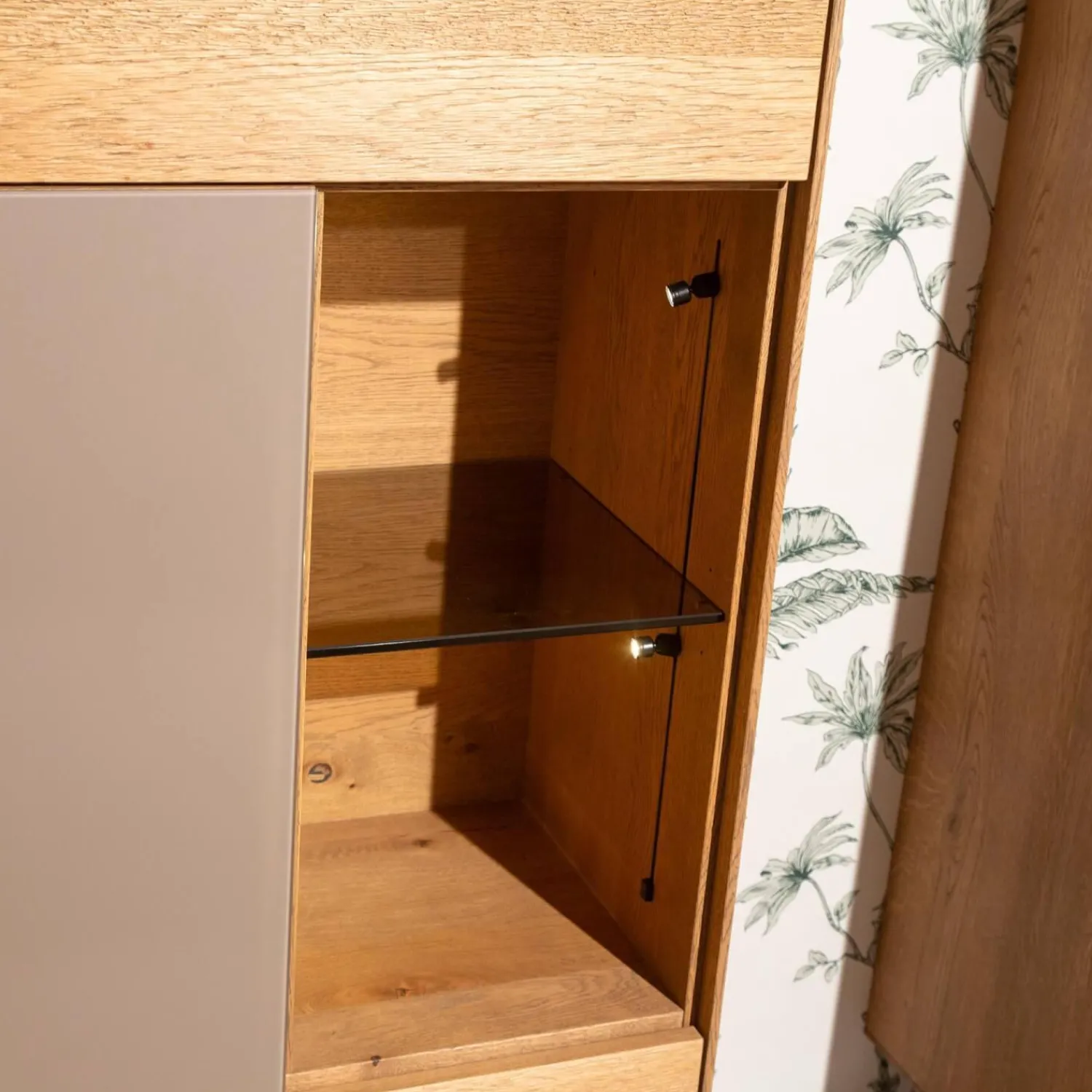 Anrei Vitrinen & Highboards|Highboard Set Puro Syle 461 Barrique Geölt Asteiche Gebürstet Farbglas Steingrau Sockel Metallrahmen Schwarz Inklusive LED Beleuchtung Ohne Rechtes Highboard