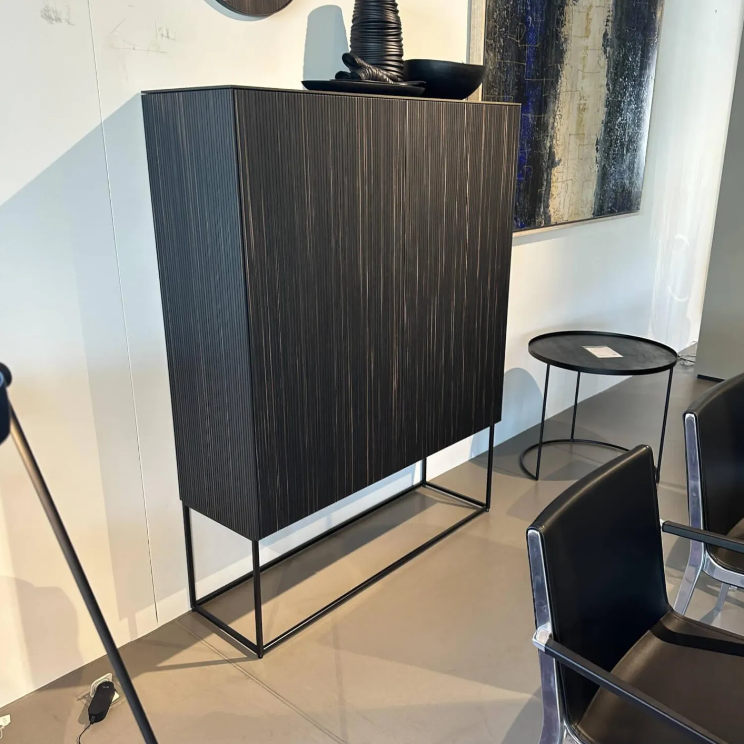Kettnaker Vitrinen & Highboards|Highboard Soma Front Relief Maron Braun Korpus Lack Schwarz Abdeckplatte Fenix Schwarz Gestell Schwarz
