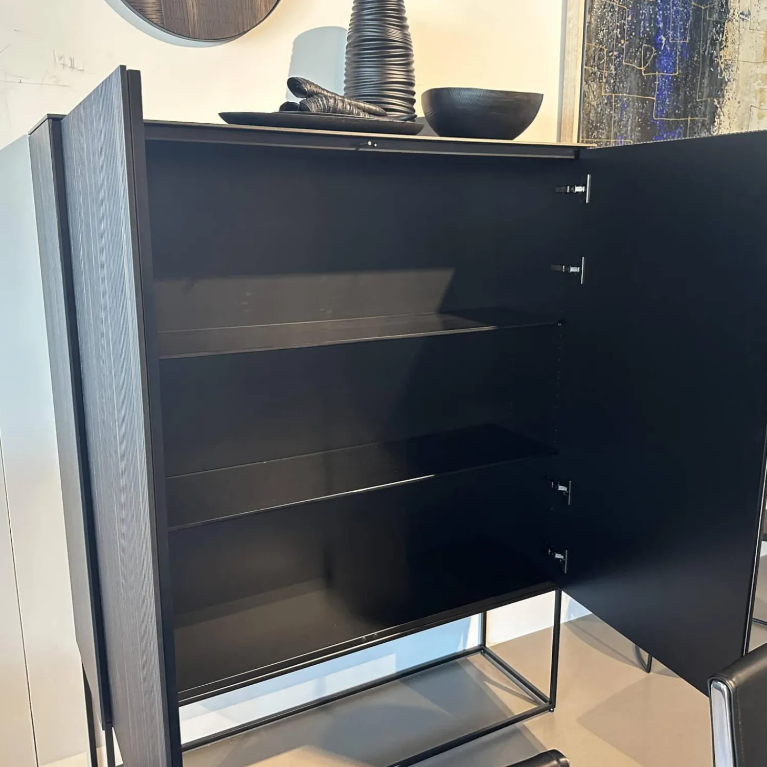 Kettnaker Vitrinen & Highboards|Highboard Soma Front Relief Maron Braun Korpus Lack Schwarz Abdeckplatte Fenix Schwarz Gestell Schwarz