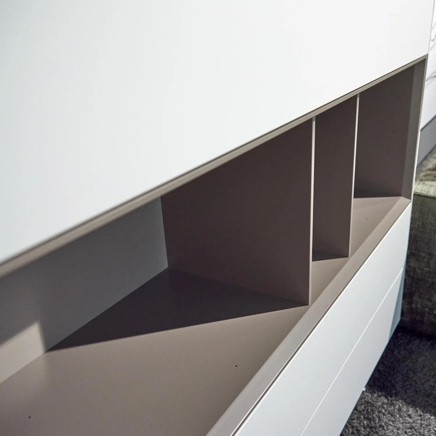 Kettnaker Vitrinen & Highboards|Highboard Soma Lack Matt Weiß Basalt Zargen Lack Weiß Matt Gestell Wange Alufarbig