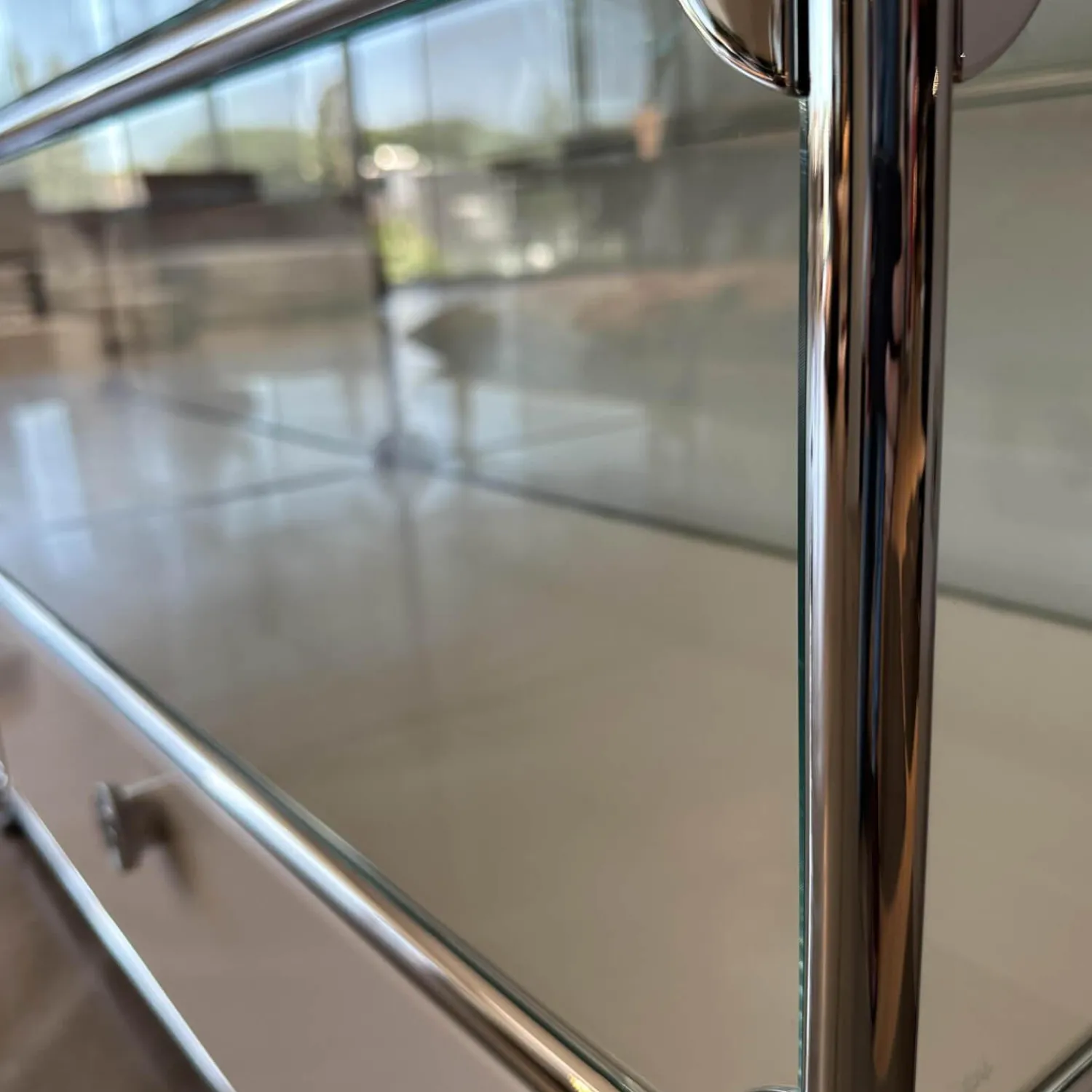 USM Haller Kommoden & Sideboards|Highboard Vitrinenschrank Reinweiss mit Glaselementen