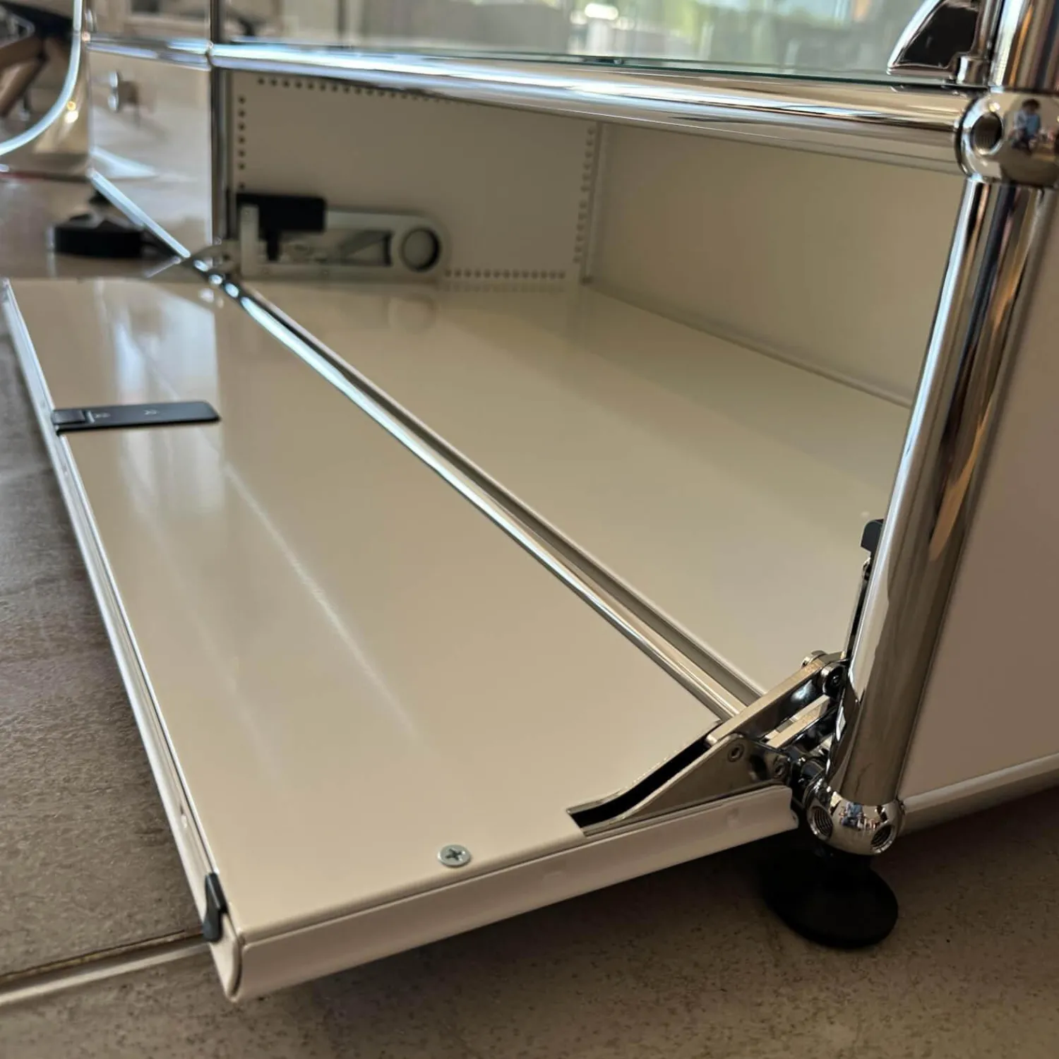 USM Haller Kommoden & Sideboards|Highboard Vitrinenschrank Reinweiss mit Glaselementen