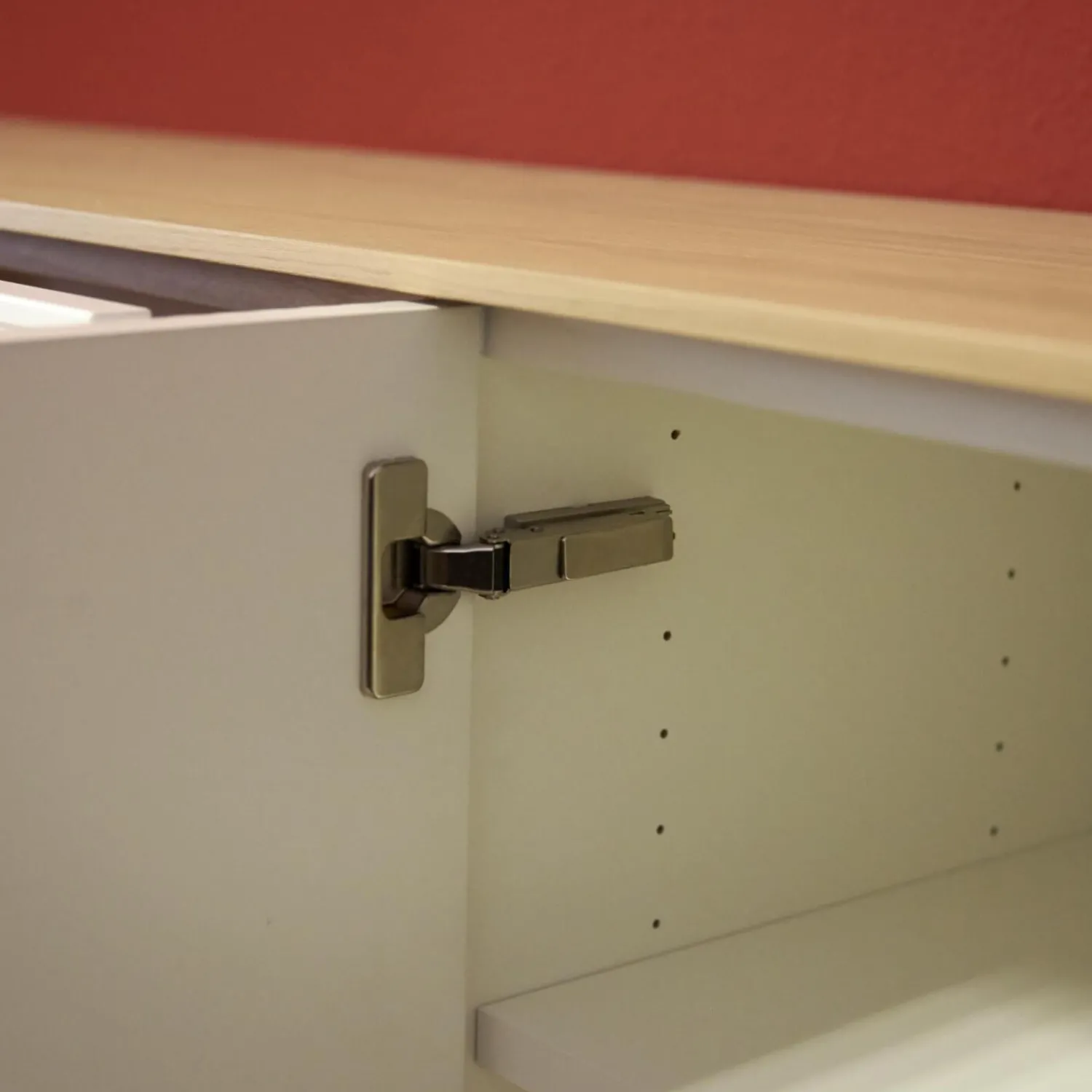 Sudbrock Kommoden & Sideboards|Hänge-Sideboard Cubo Korpus 420 Glattlack Verkehrsweiß Abdeckplatte 127 Eiche Milk