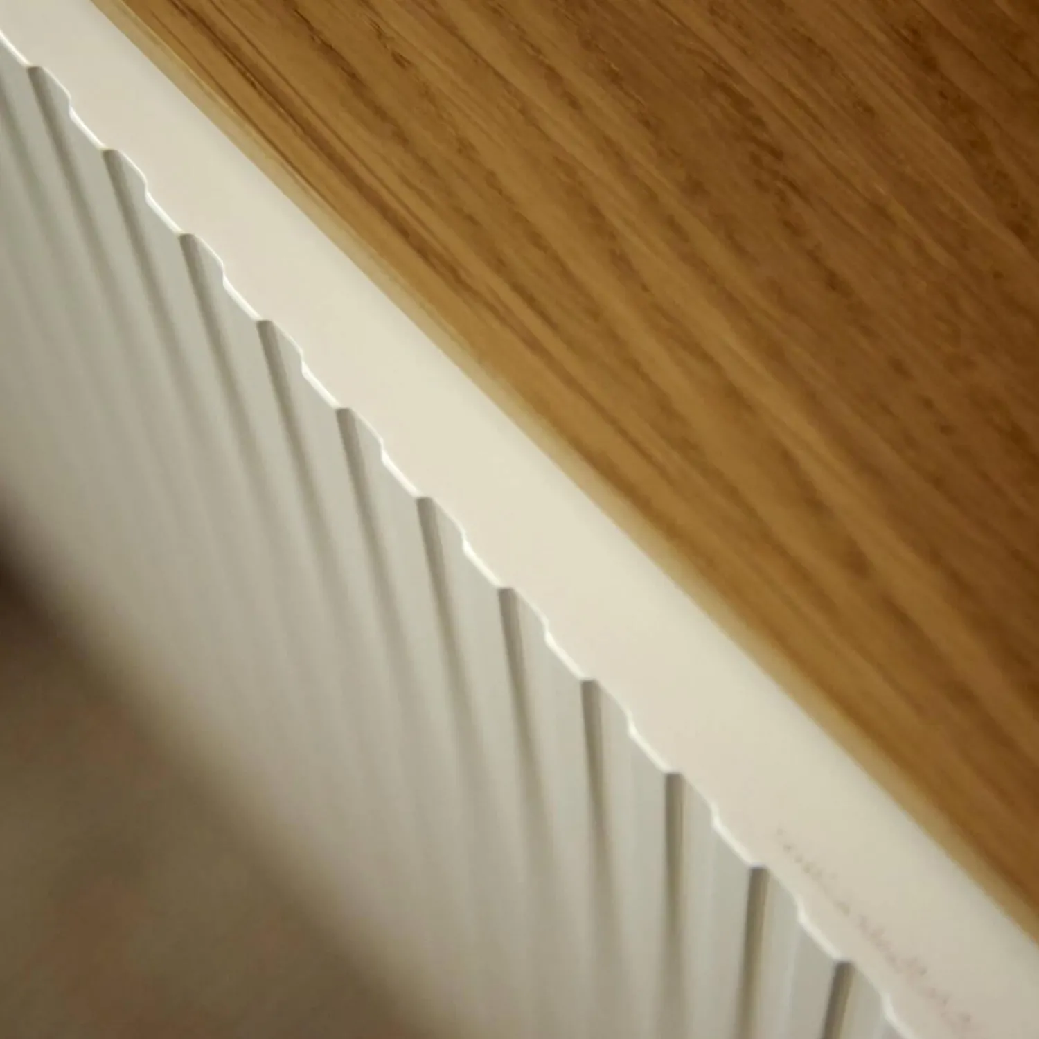 Sudbrock Kommoden & Sideboards|Hänge-Sideboard Cubo Korpus 420 Glattlack Verkehrsweiß Abdeckplatte 127 Eiche Milk