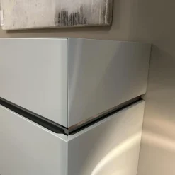 Christine Kröncke Kommoden & Sideboards|Hängesideboard Gap Lack Matt NCS S1502-Y Pearl Creme Fuge Chrom Rauchgrau