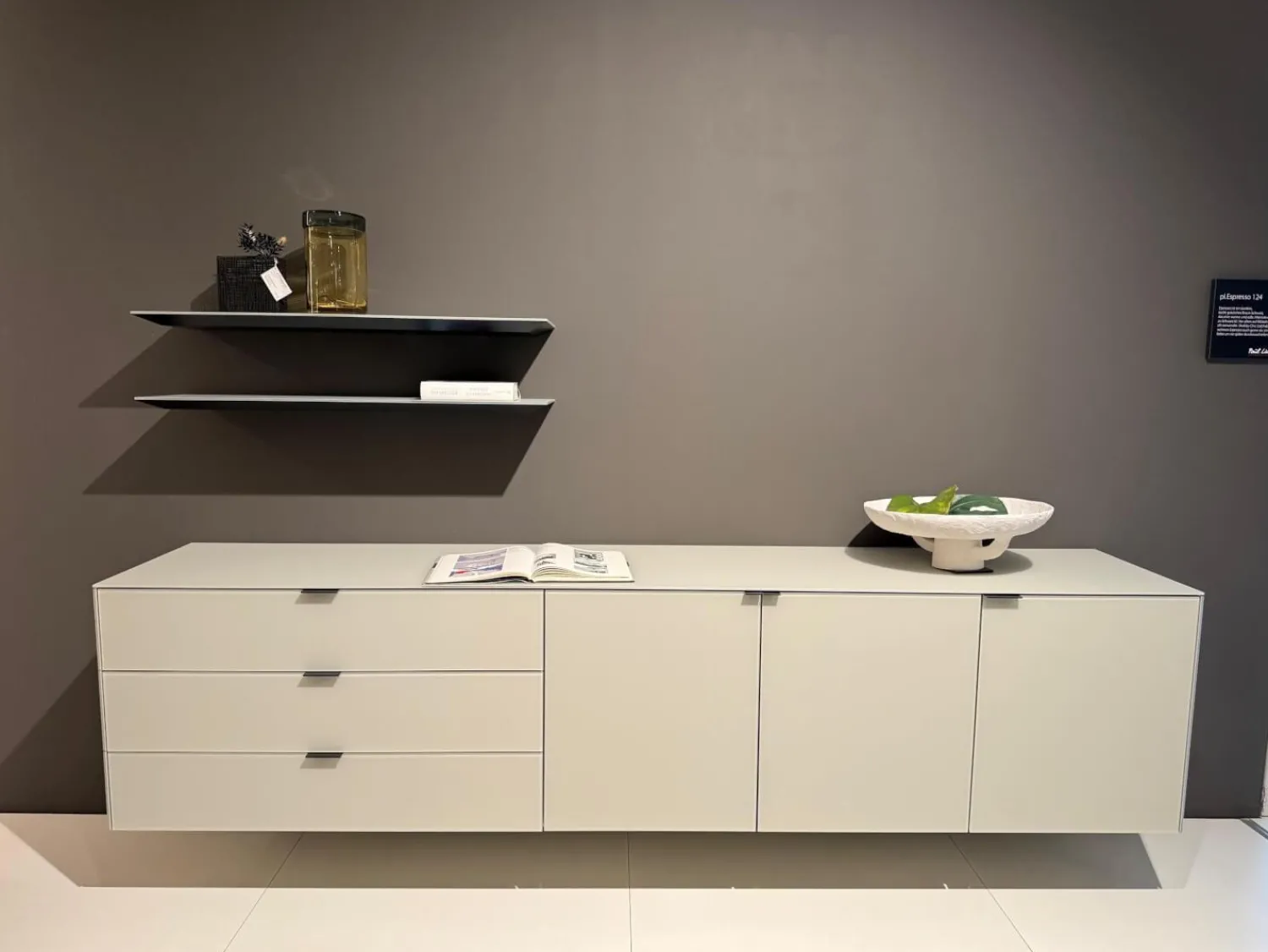 Kettnaker Kommoden & Sideboards|Hänge-Sideboard Soma Glas Steingrau Matt mit 2 Wandborden