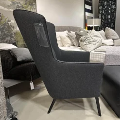 Christine Kröncke Relaxsessel|Hochlehnsessel Lilou Stoff Rye Schwarzgrau Fuß Schwarz mit Hocker Derby