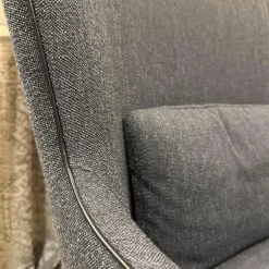 Christine Kröncke Relaxsessel|Hochlehnsessel Lilou Stoff Rye Schwarzgrau Fuß Schwarz mit Hocker Derby