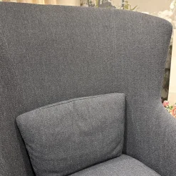 Christine Kröncke Relaxsessel|Hochlehnsessel Lilou Stoff Rye Schwarzgrau Fuß Schwarz mit Hocker Derby