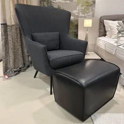 Christine Kröncke Relaxsessel|Hochlehnsessel Lilou Stoff Rye Schwarzgrau Fuß Schwarz mit Hocker Derby